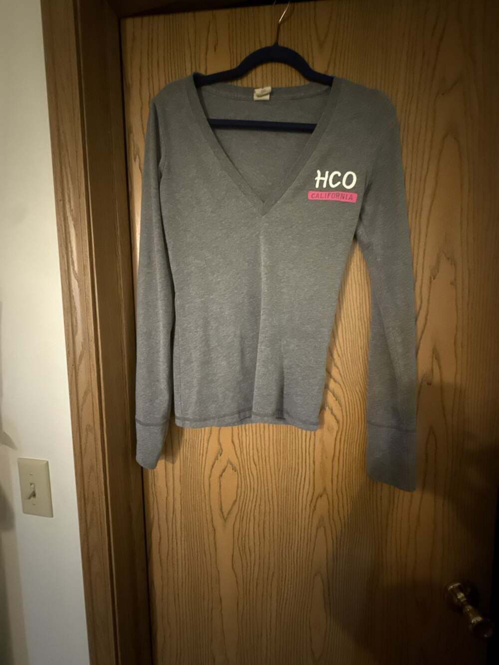 Hollister California Long Sleeve V-Neck Graphic Tee Gray Size M